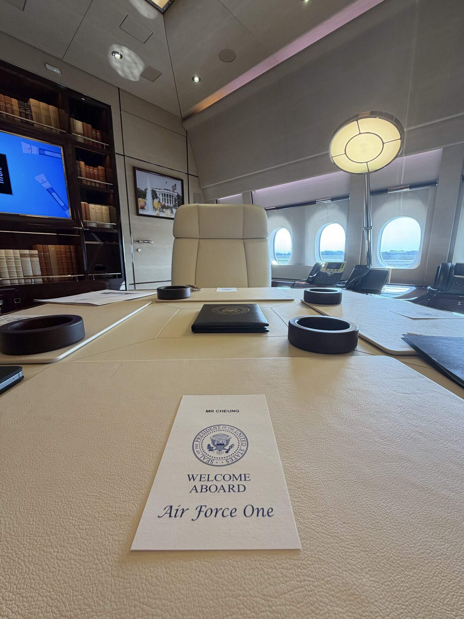 特朗普首乘卡塔尔赠送的新“空军一号”,直言美国“造不出这样的飞机”
