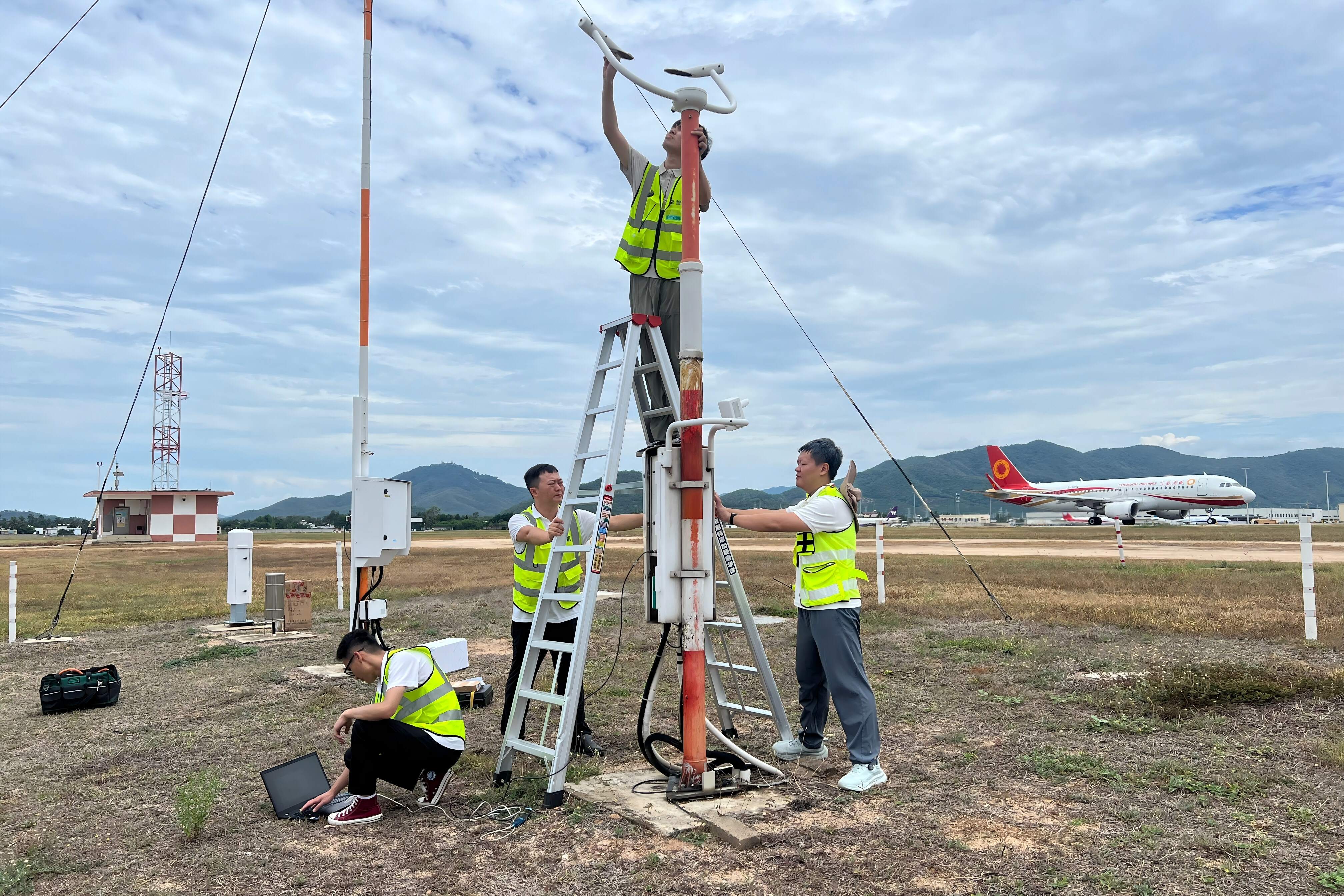 筑牢暑运气象保障根基 三亚空管站完成气象设备专项维护