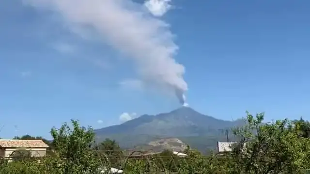 意大利埃特纳火山持续喷发,卡塔尼亚机场航班受影响