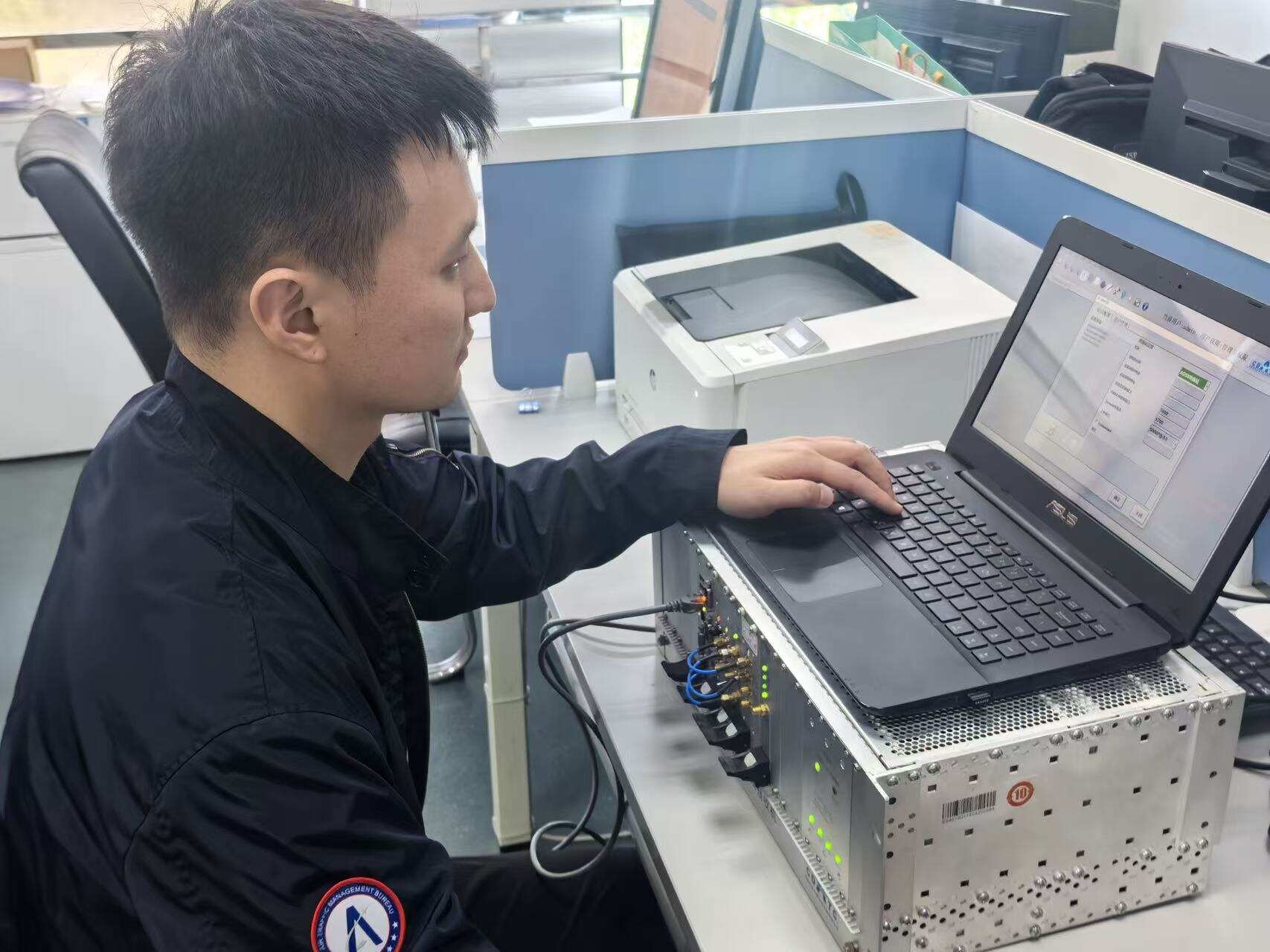 前置开展设备调试 扎实推动进场筹备—西南空管局技保中心通信监视室开展江达甚高频台项目施工前期准备工作