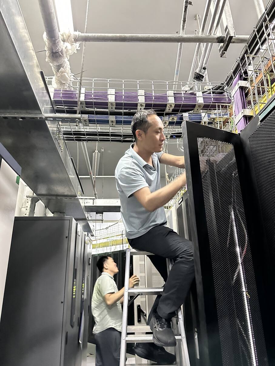 排查隐患补短板 冗余改造筑安全——西南空管局技保中心天府航管室完成RS应急内话系统席位交换机双电源改造