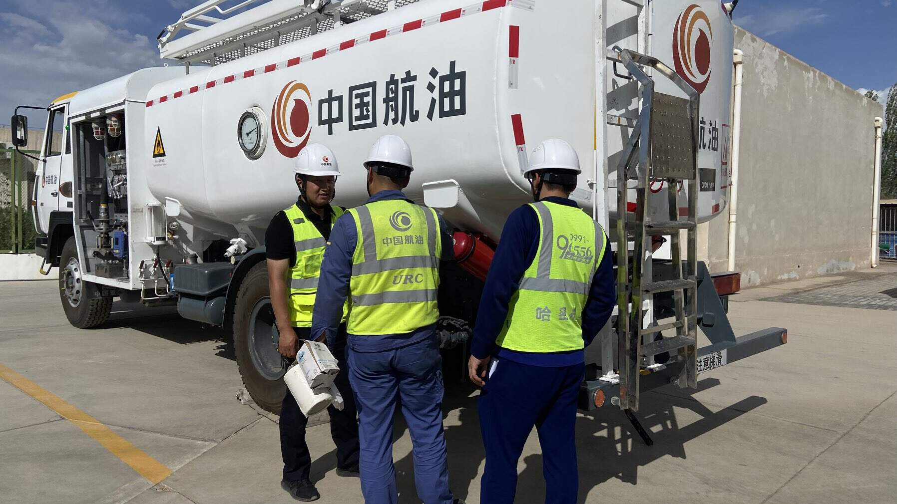 严巡细查航油库区 筑牢空港防火安全屏障