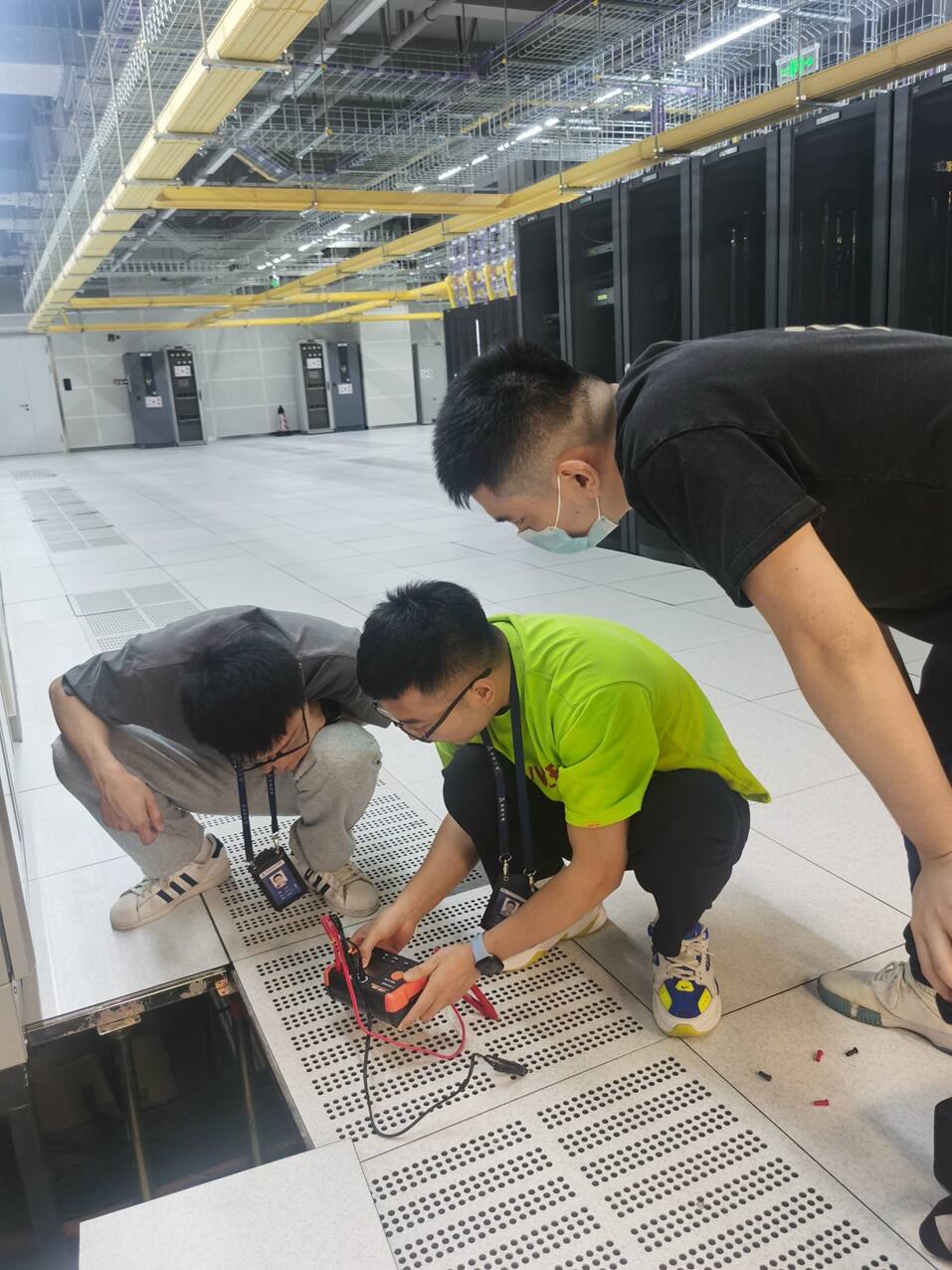 西南空管局技保中心终端航管室严阵以待战雷雨 齐心协力保安全