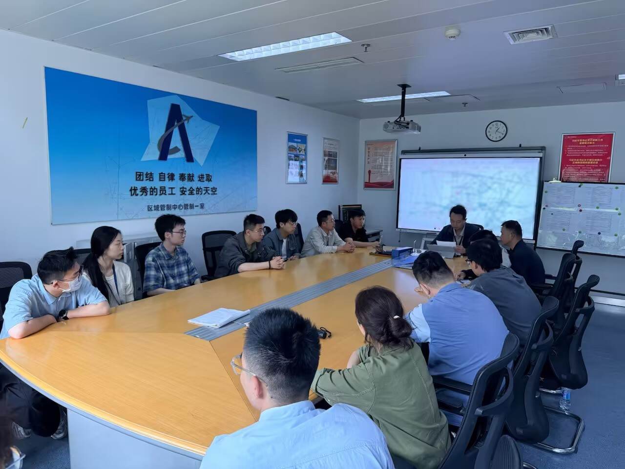 筑牢纪律防线 护航暑运增效——西南空管局空管中心区管中心开展全员警示教育