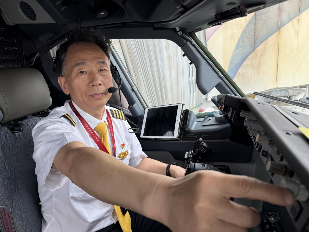 “五星机长”刘朝辉：手握钢翼守初心，云端担当铸荣光