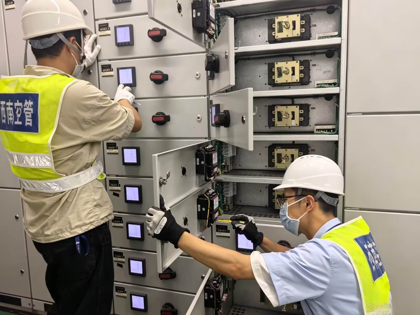 实战促防保暑运 西南空管局技保中心双流动力室完成双流T2塔台供电设备维护测试工作