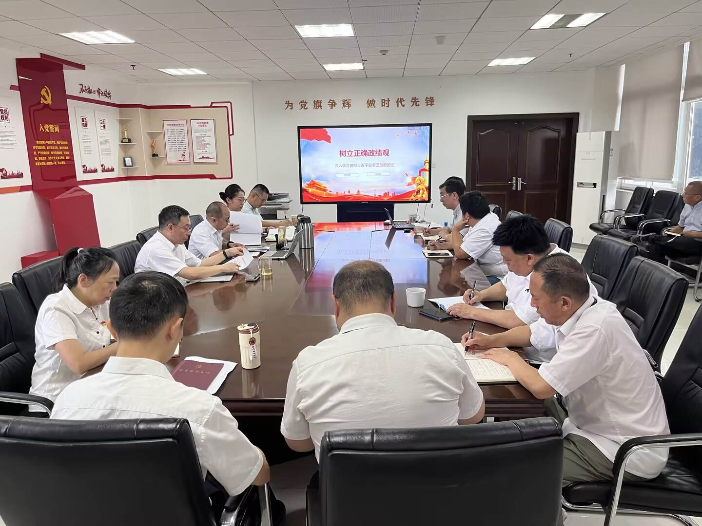 西南空管局建设指挥部党委举办“七一”主题党日暨2026年度“两优一先”表彰会
