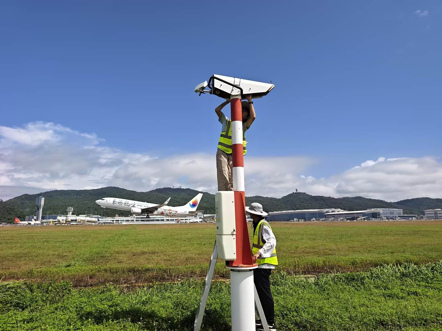 珠海空管站气象设备室开展雷雨季专项维护 筑牢气象服务保障基础