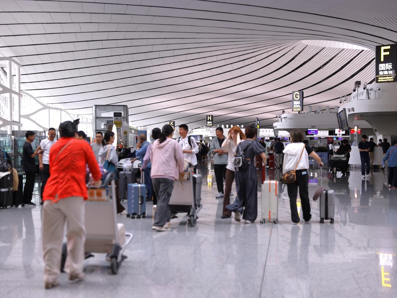 单日新纪录超1250架次、近20万人次 大兴机场2026年旅客吞吐量突破3000万人次