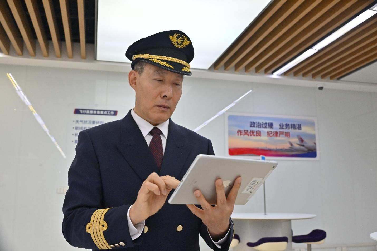 奋战暑运旺季,东航五星机长聂书勇:最好的飞行,是稳稳的守护