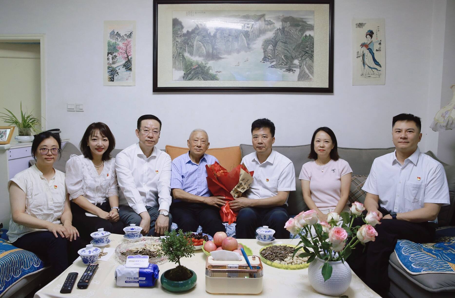 致敬峥嵘岁月 赓续红色初心——西南空管局开展“七一”走访慰问退休老党员活动