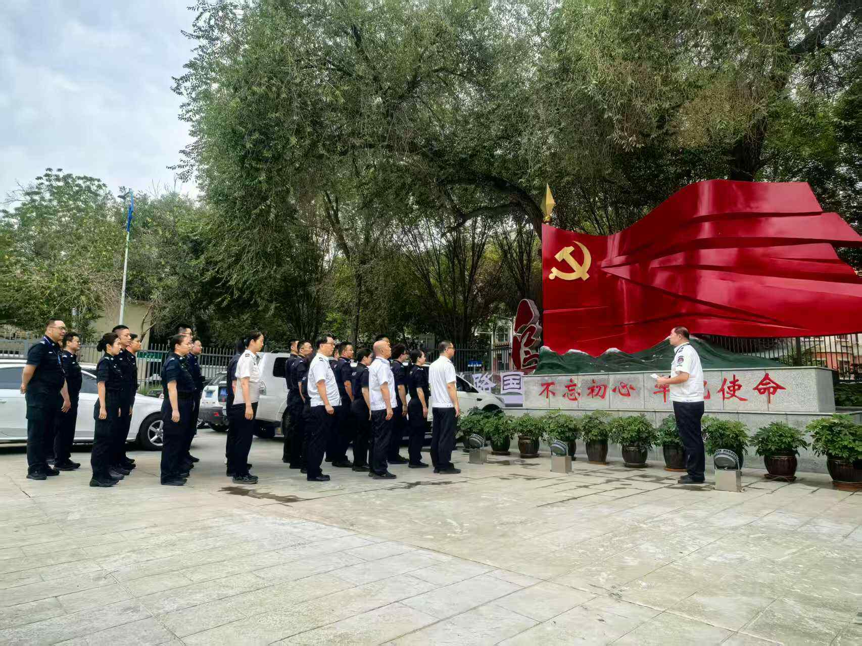 初心守廉担使命 党员争先保平安——乌鲁木齐国际机场分公司安全检查总站三个党支部联合开展党风廉政教育月主题党日活动