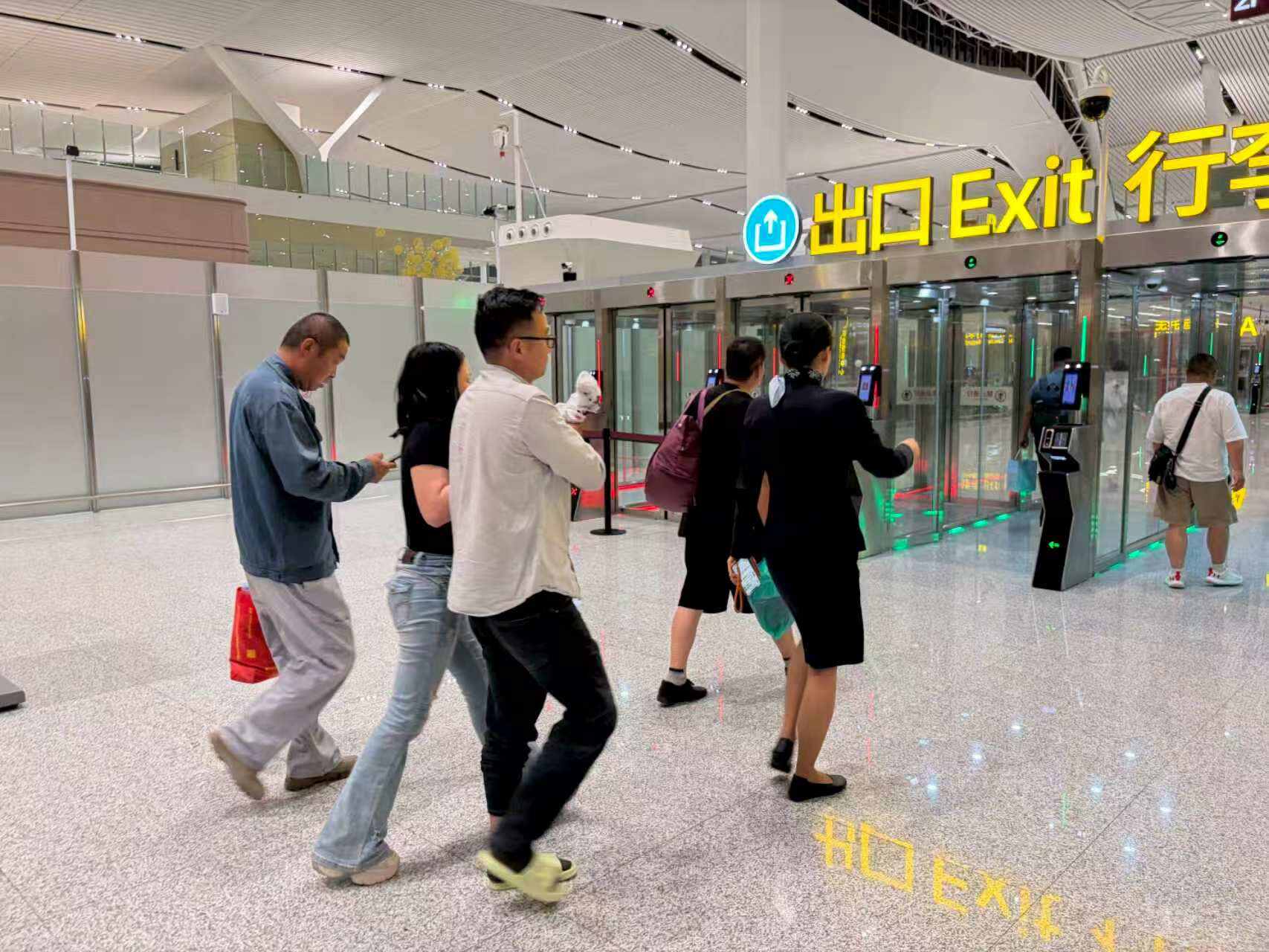分秒必争抢救治窗口！东航西北地服深夜护航断指旅客