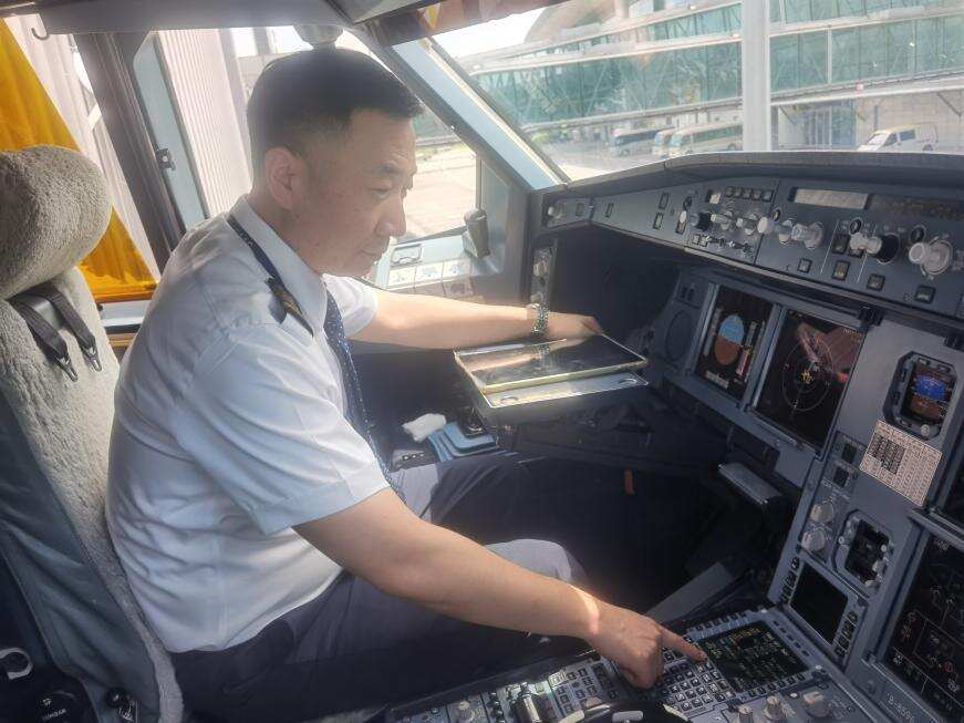 三尺驾驶舱藏二十七年坚守 新海航天津航空五星机长朱涛以匠心践初心