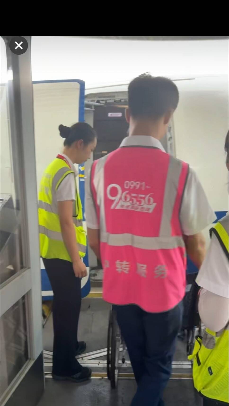 多方联动无缝衔接｜伊宁国际机场联合国航保障轮椅进港旅客