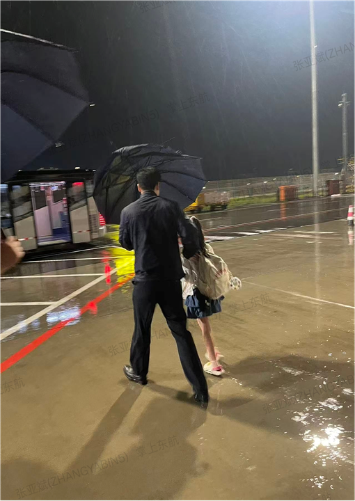 航班落地突遇大雨，机组接力打造暖心连廊