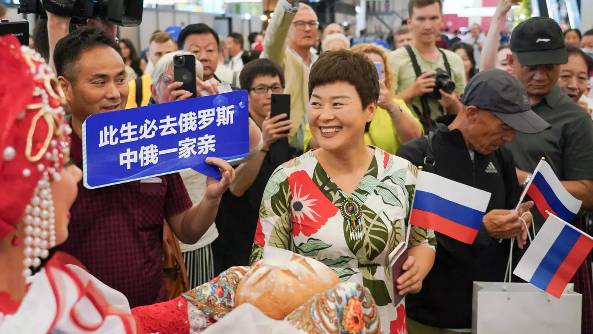 俄中正在商讨实施长期免签政策的前景 外交部回应