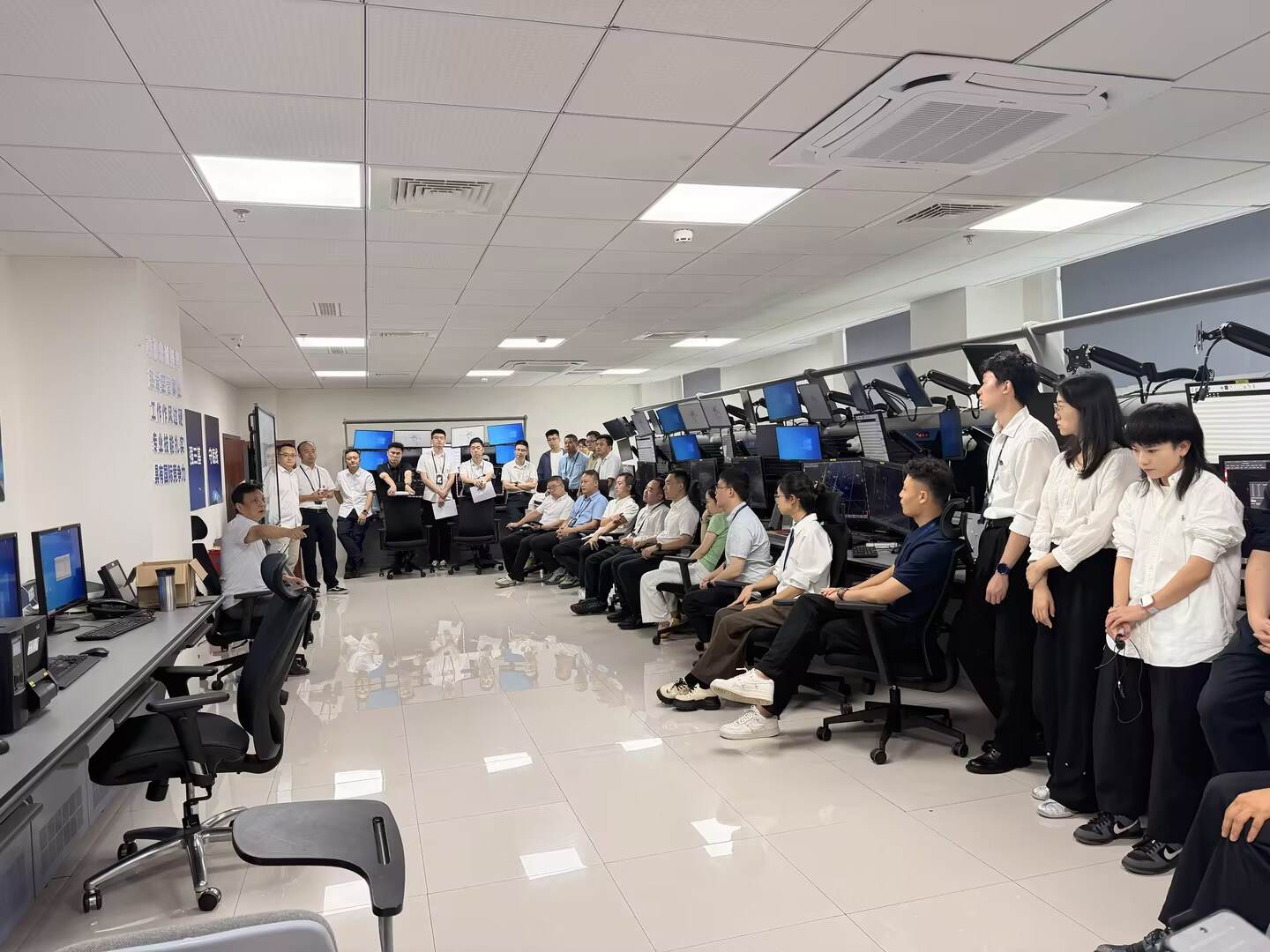 实战砥砺锋芒 协同筑牢天路——西南空管局空管中心2026年管制模拟机联合复训侧记
