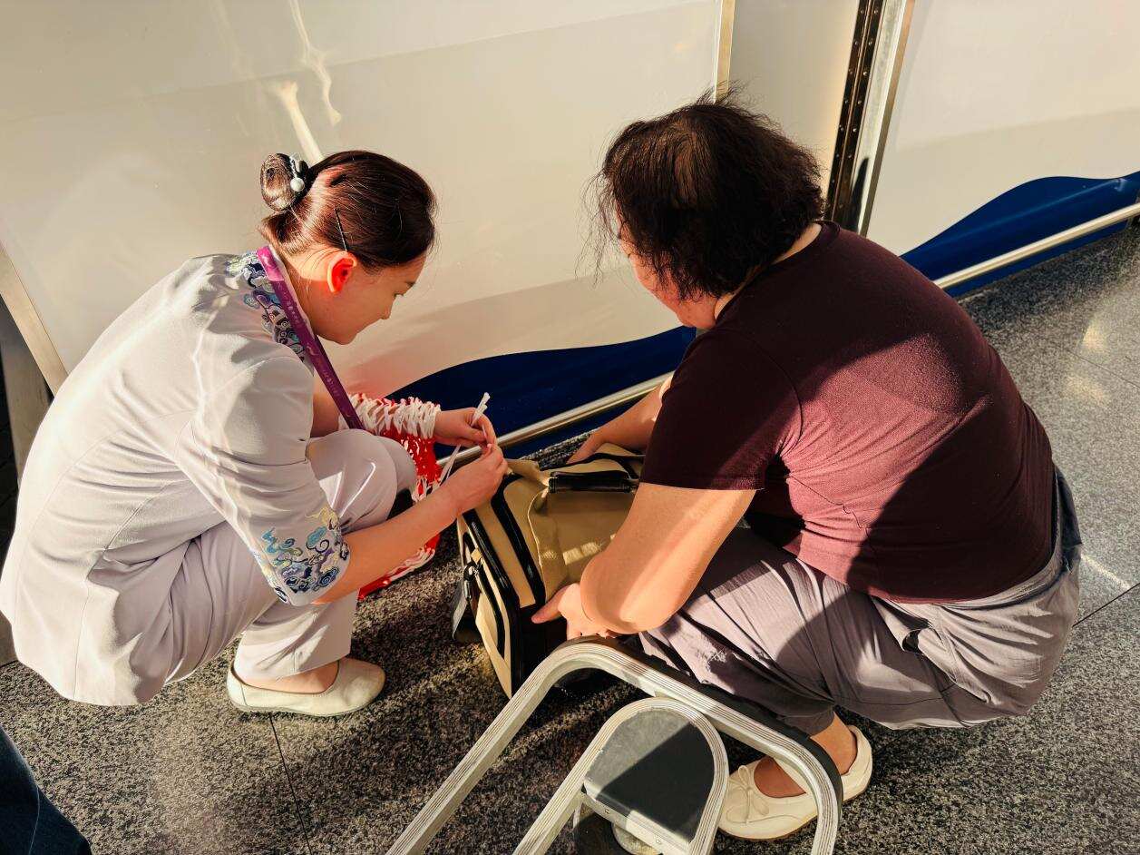 乌鲁木齐航空暑运上演温情一幕:蹲身服务“毛孩子”,真情呵护解烦忧