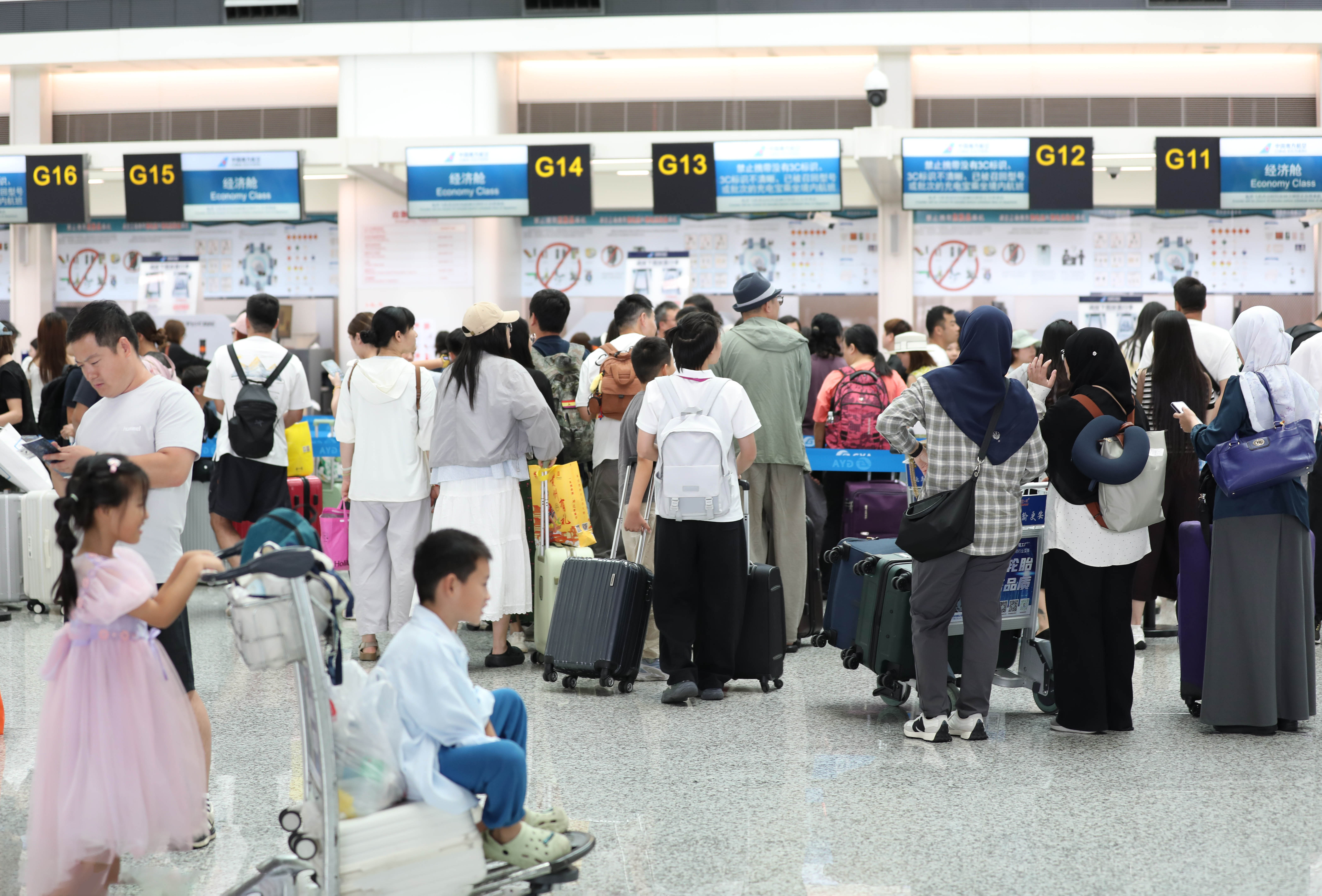 暑运首月52.5万人次 南航贵州进出港双增