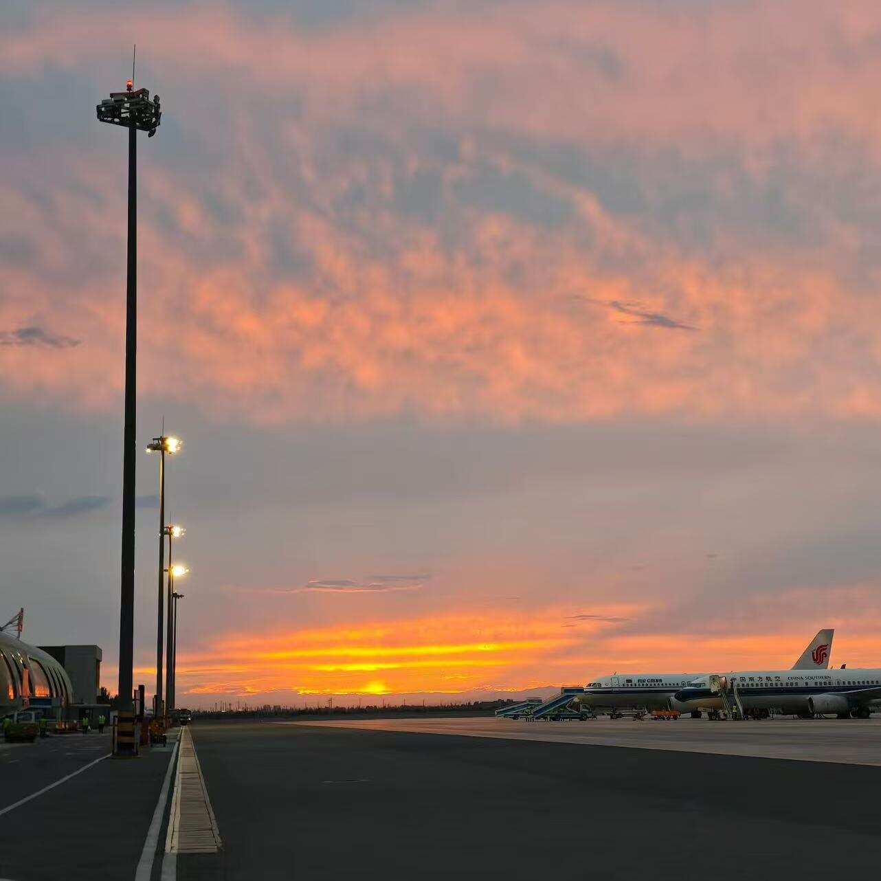 暮色哈密空港