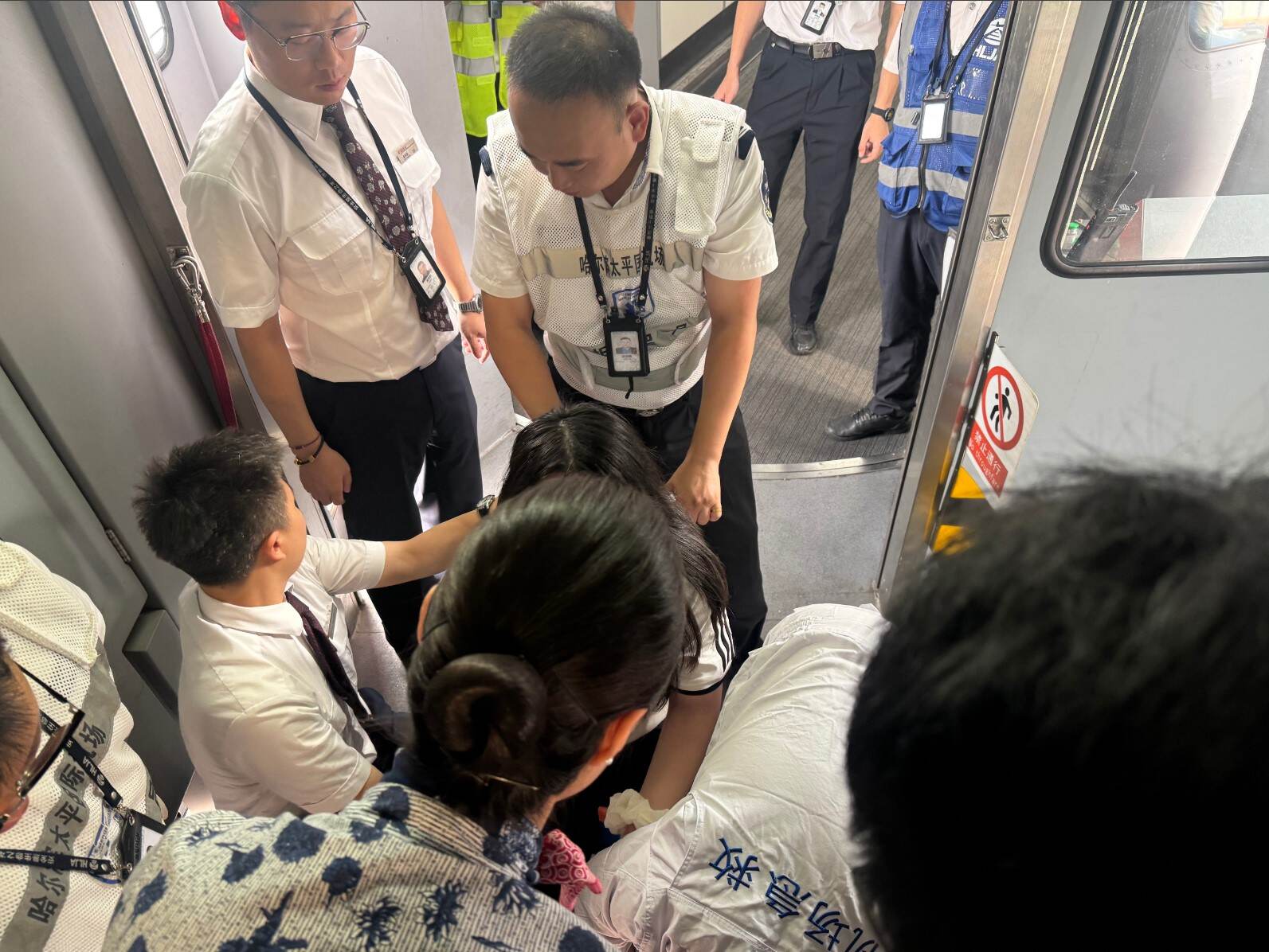 东航高效救助髌骨错位旅客