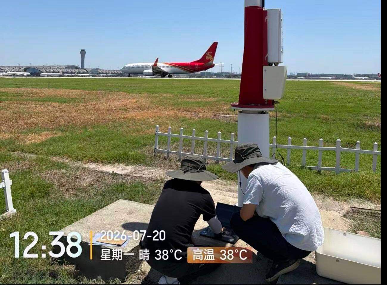 顶高温、抢时效——西南空管局气象中心设备室完成双流机场西跑道02L端大气透射仪鼓风机更换工作