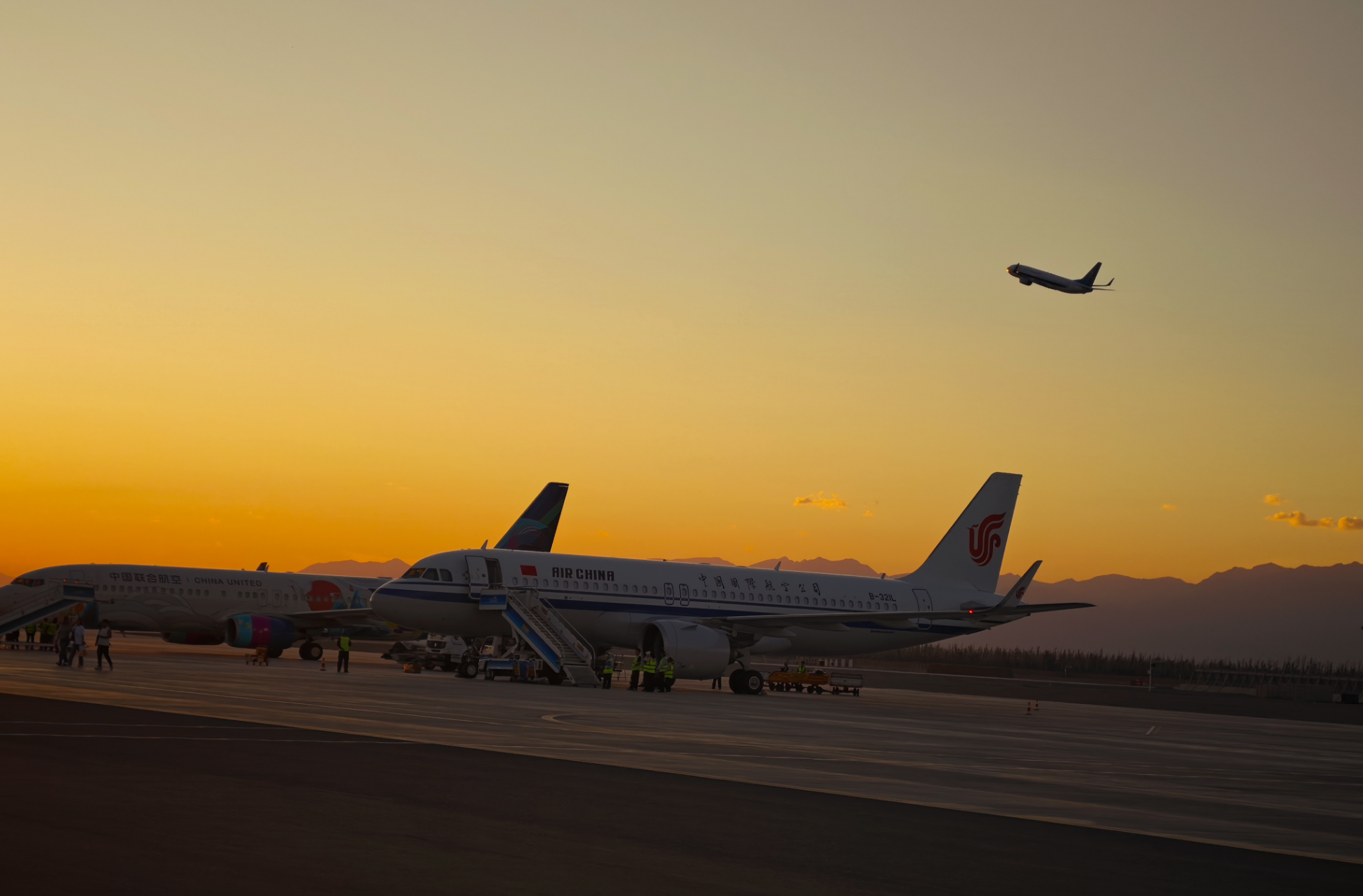 晚霞漫空港 哈密伊州机场全力做好晚高峰航班保障