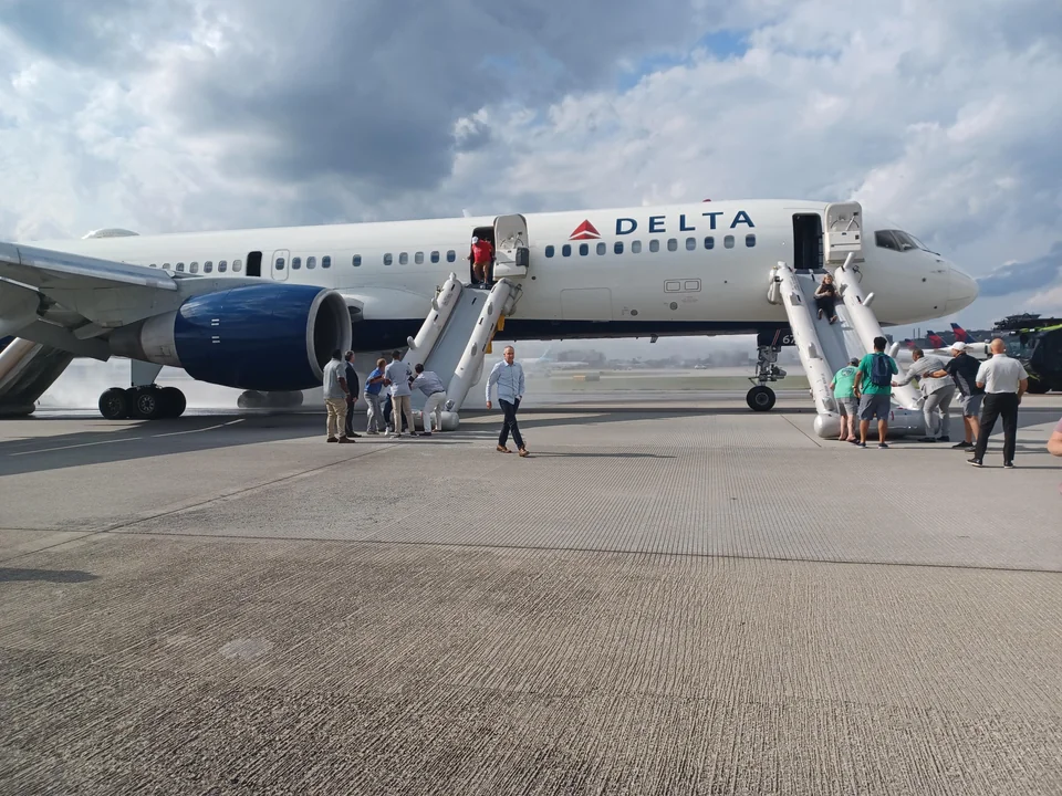 达美航空一客机驾驶舱烟雾弥漫紧急返航 199名乘客紧急撤离