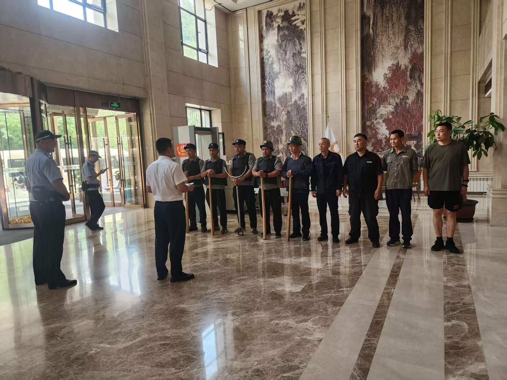 以练筑防 以演促优 新疆机场集团天缘航旅伊宁分公司天缘雅居酒店联合机场公安开展公共场所秩序应急服务专项演练