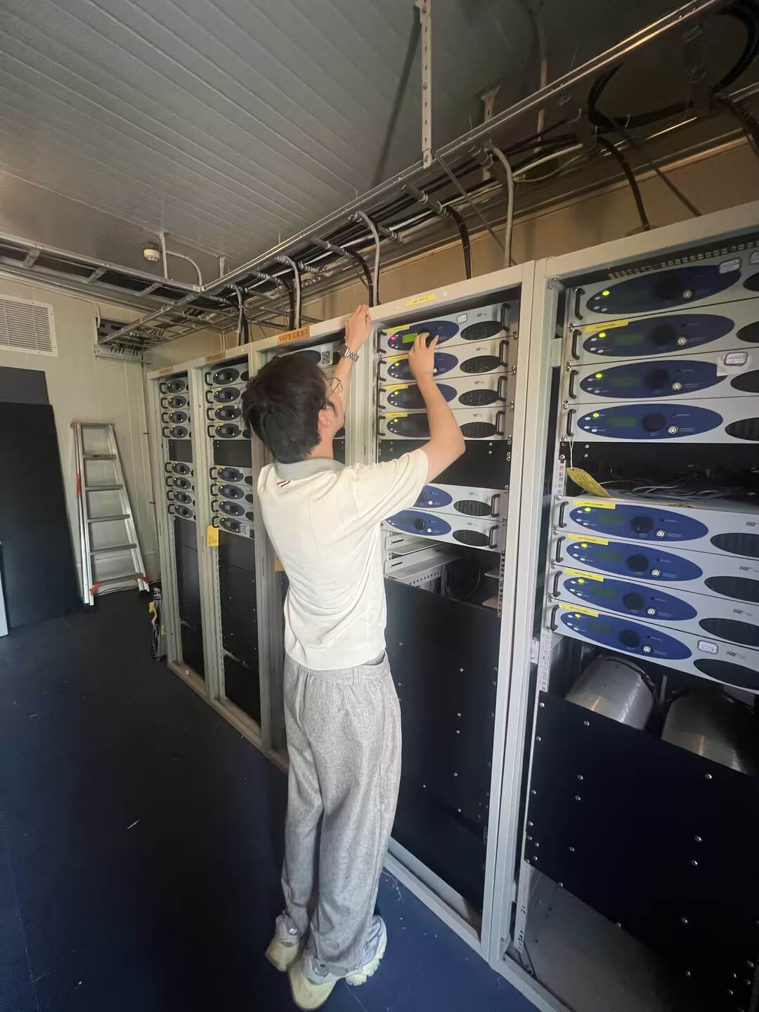 高温抢修保暑运 快速处置提质效——西南空管局技保中心通信监视设备运行室急速抢修江达台电台故障