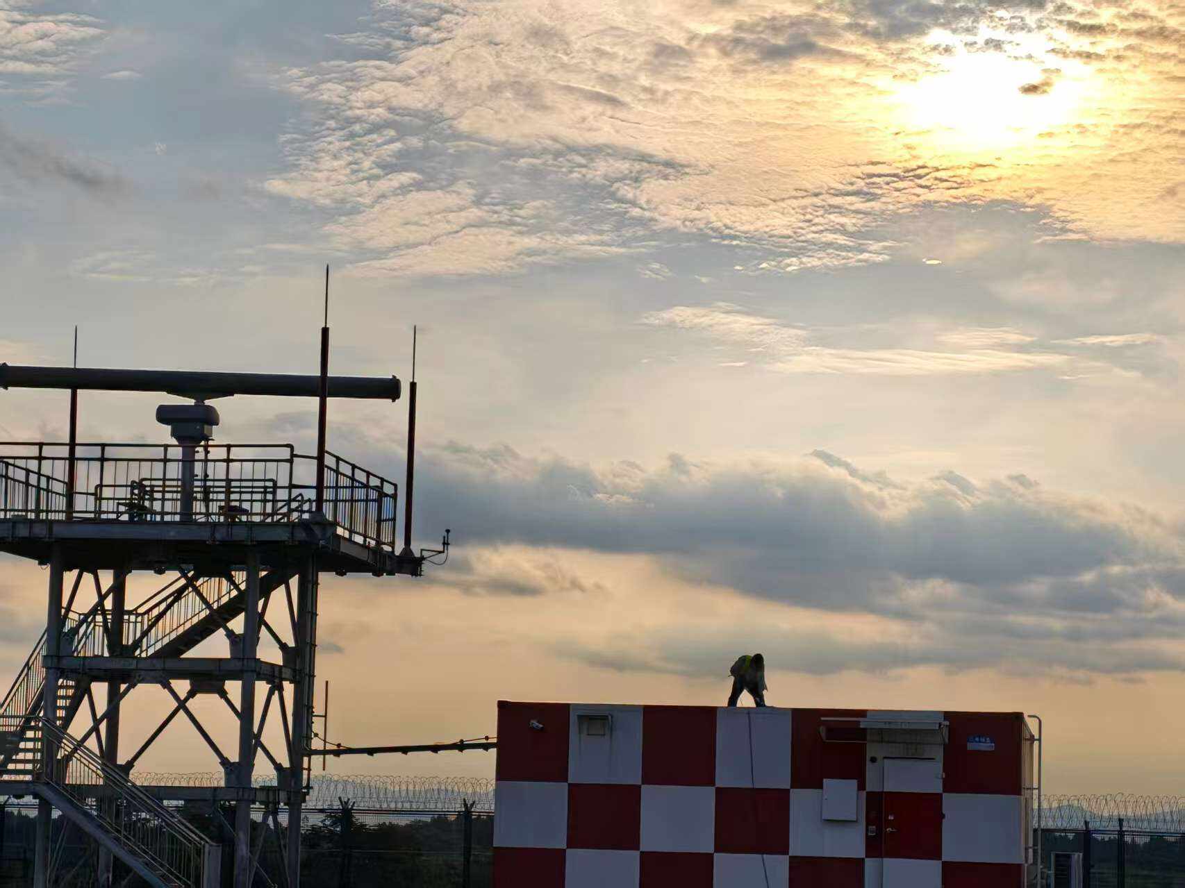 西南空管局技保中心通信监视设备运行室完成天府机场雷达站雷达塔及机房建筑物标志翻新