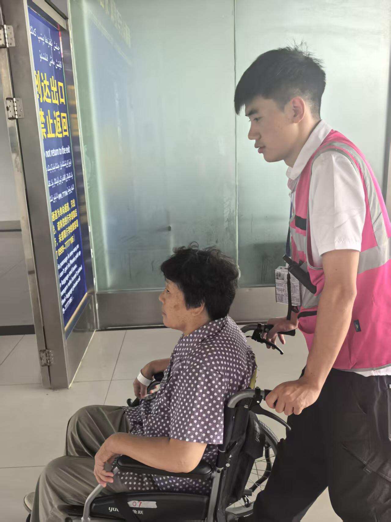 温情护航暑运路 伊犁伊宁国际机场全力保障特殊旅客平安出行