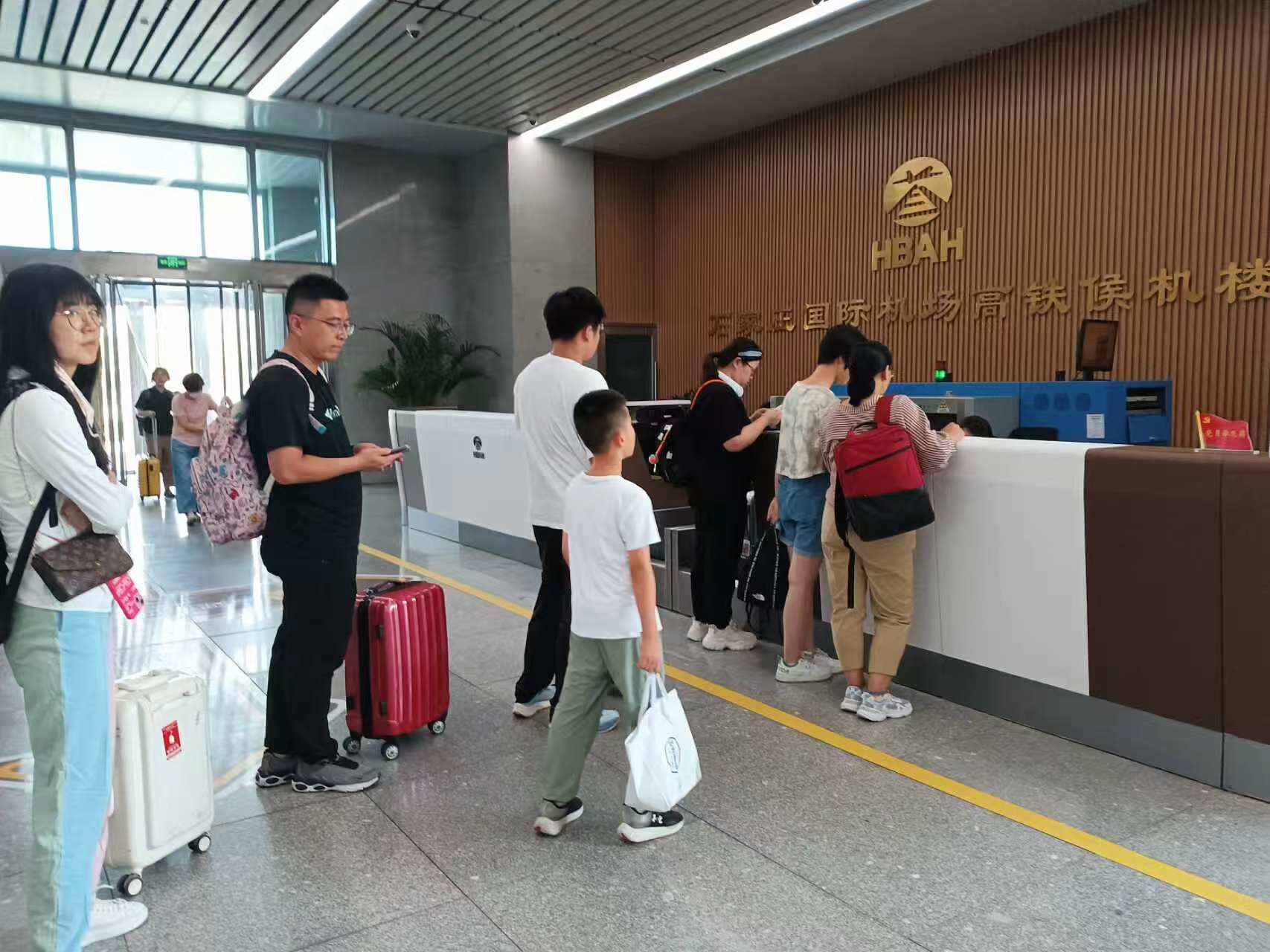 石家庄正定国际机场开学季空铁联运服务 多重优惠护航学子返校