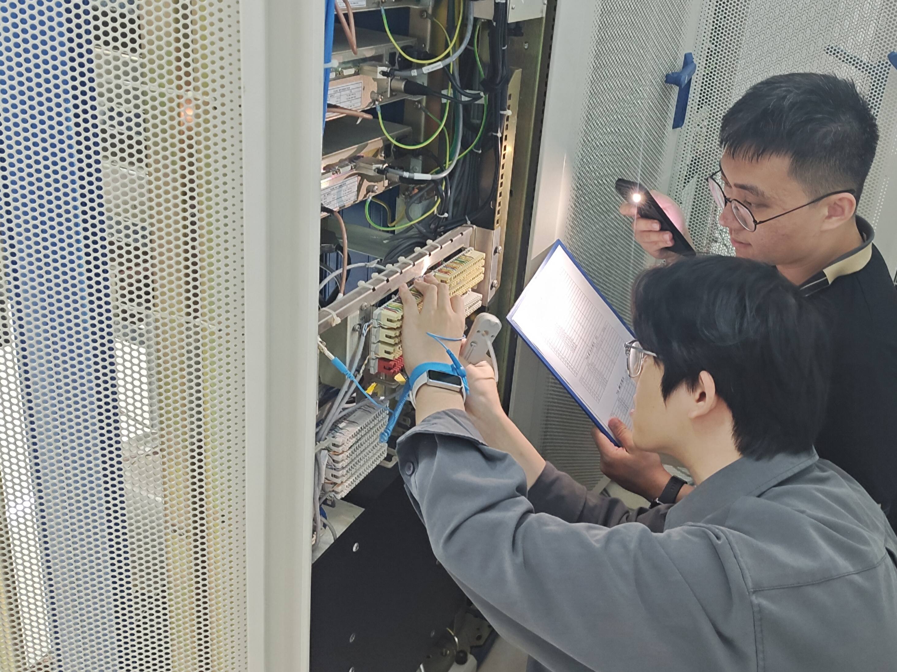 两阶段有序施工  双台站平稳切换
——汕头空管站技术保障部配合中南空管局技术保障中心完成甚高频业务引接任务
