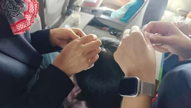 万米高空上的“发丝救援”获旅客自媒体点赞