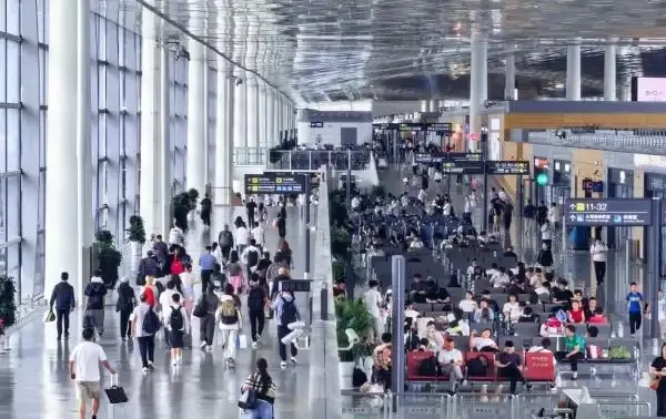 长春机场撑起暑运“遮阳伞”，守护旅客舒适旅程