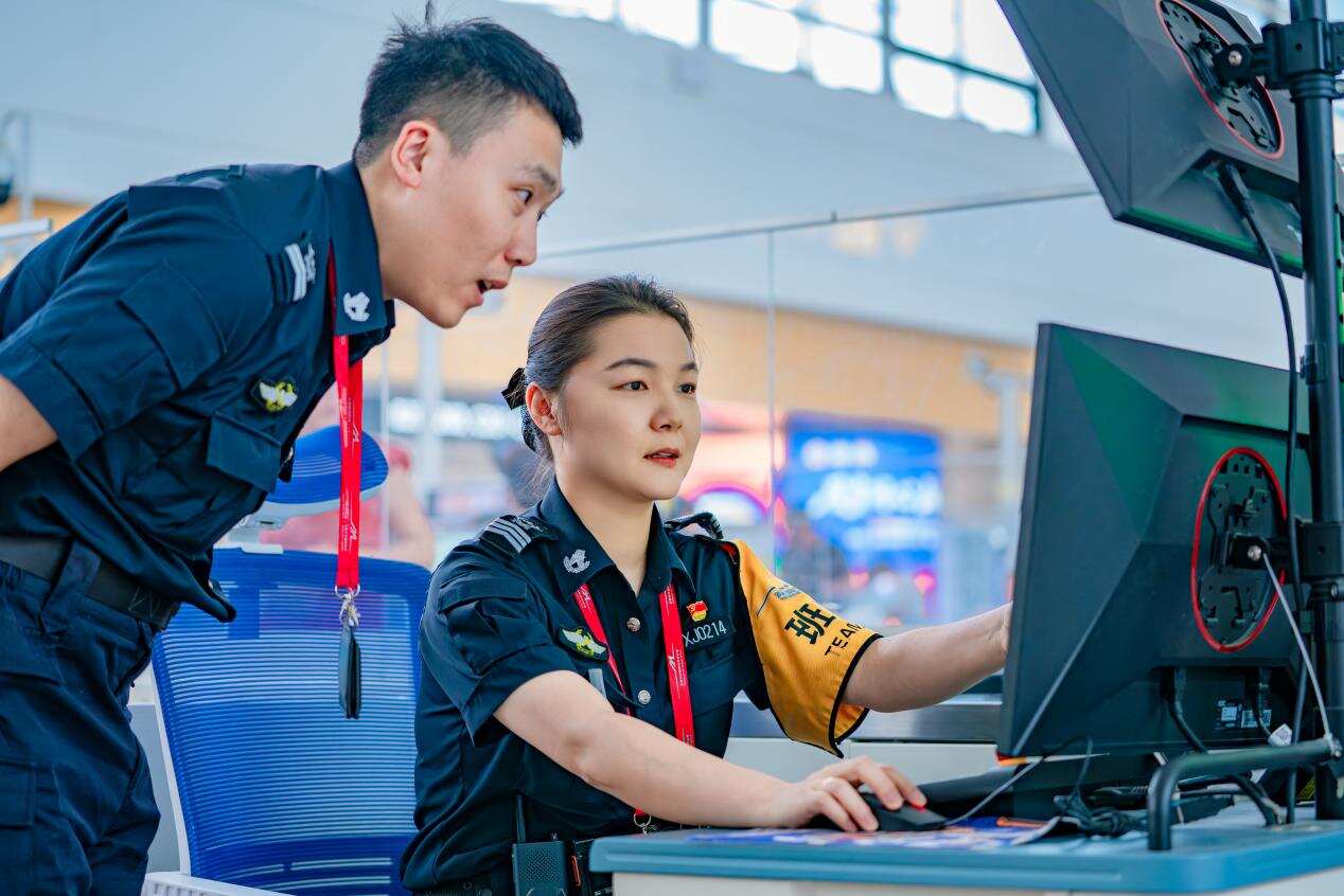 国门安检线上的“铁娘子”