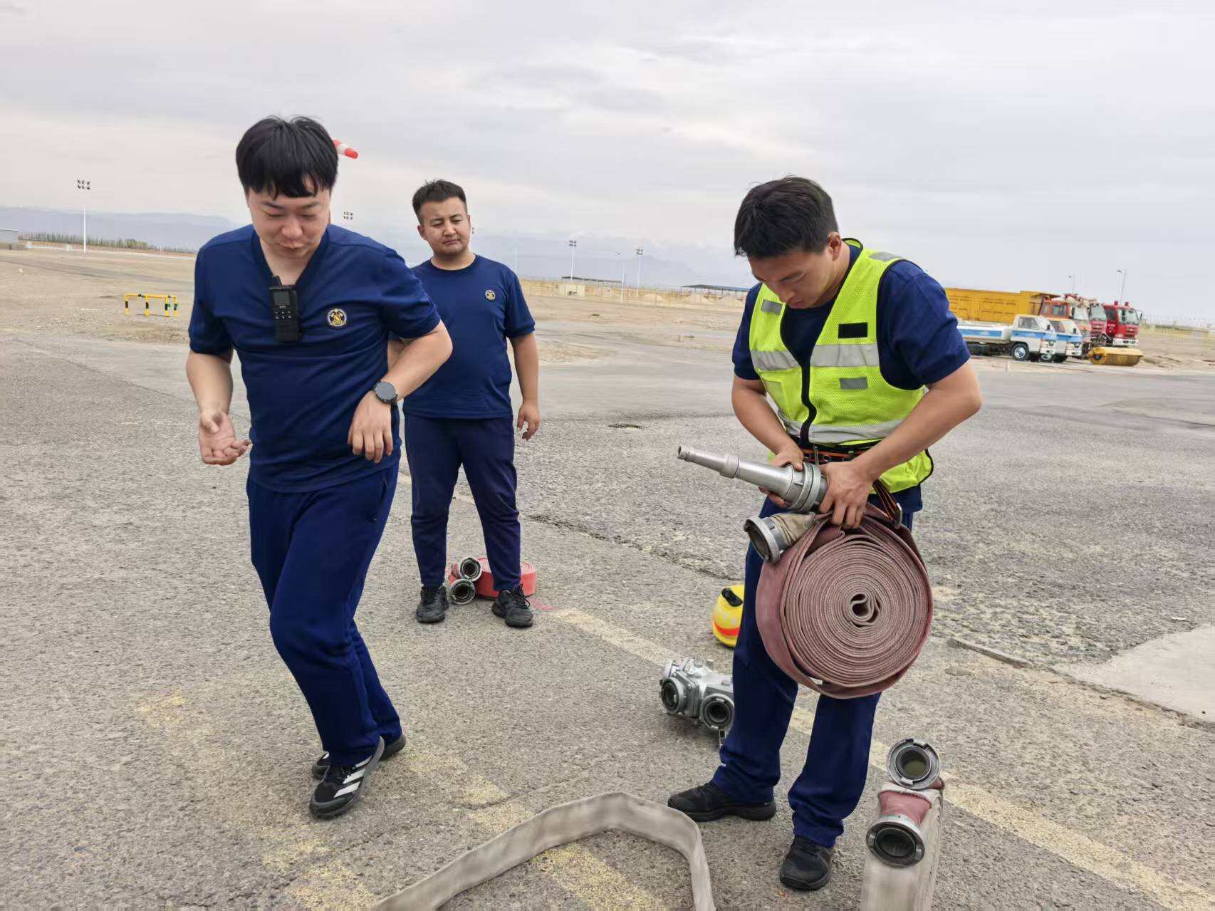 哈密伊州机场航空安全保卫部(消防救援站)开展消防水带实操技能训练