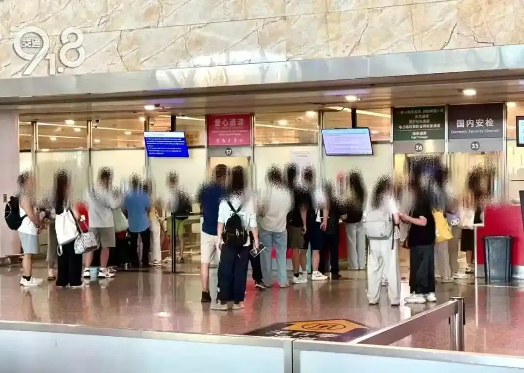 至亲突然离世，一家三口深夜错过最后航班在机场崩溃痛哭，安检员凌晨3点下班，5点又回来“加班”，全程安抚帮忙