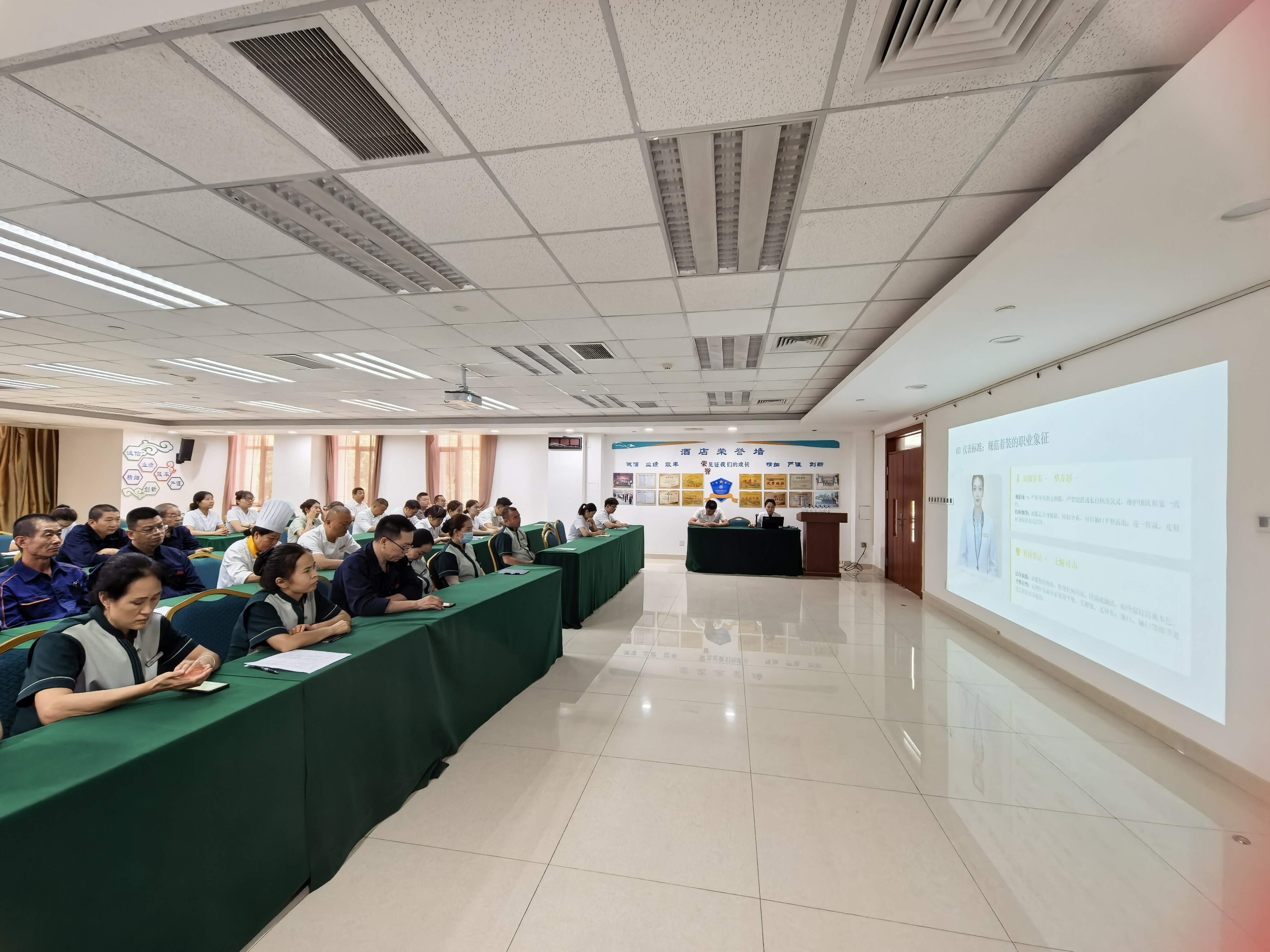 新疆机场集团天缘航旅有限责任公司阿克苏分公司开展服务规范与食品安全专项培训