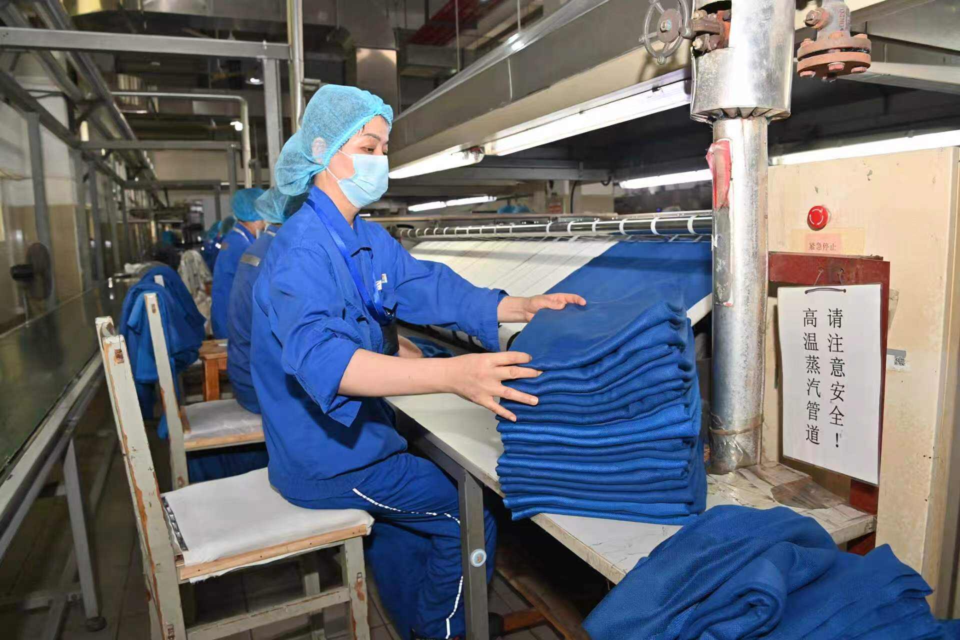 【暑运进行时】东航毛毯洗涤车间：日均清洗毛毯1.2万条，高温天中守护云端“温暖”