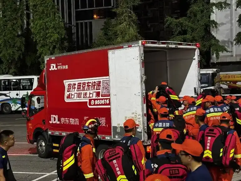 京东物流转运物资抵日喀则泥石流灾区