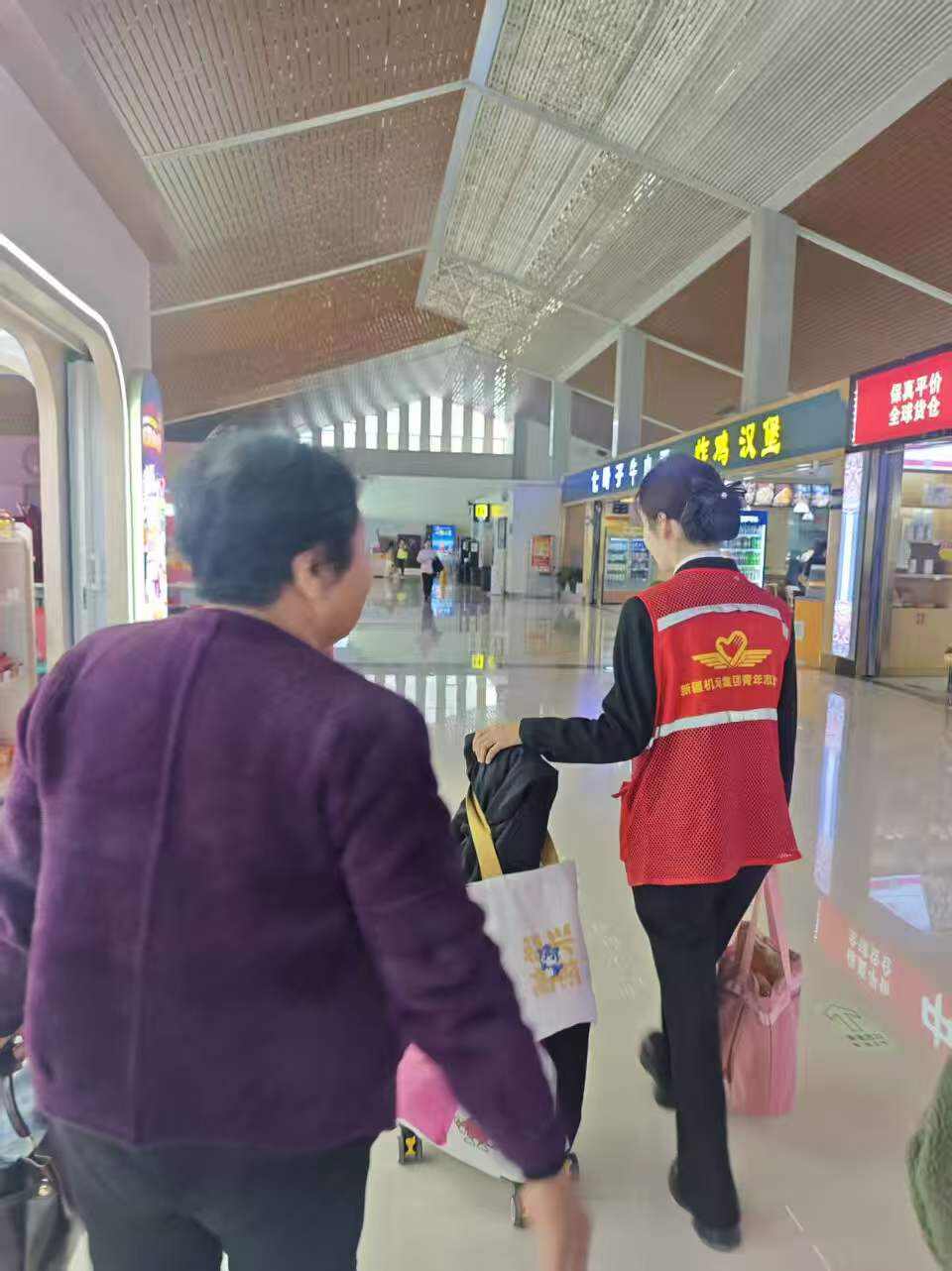 九月金风提质服务 伊犁伊宁国际机场暖心护航旅客出行