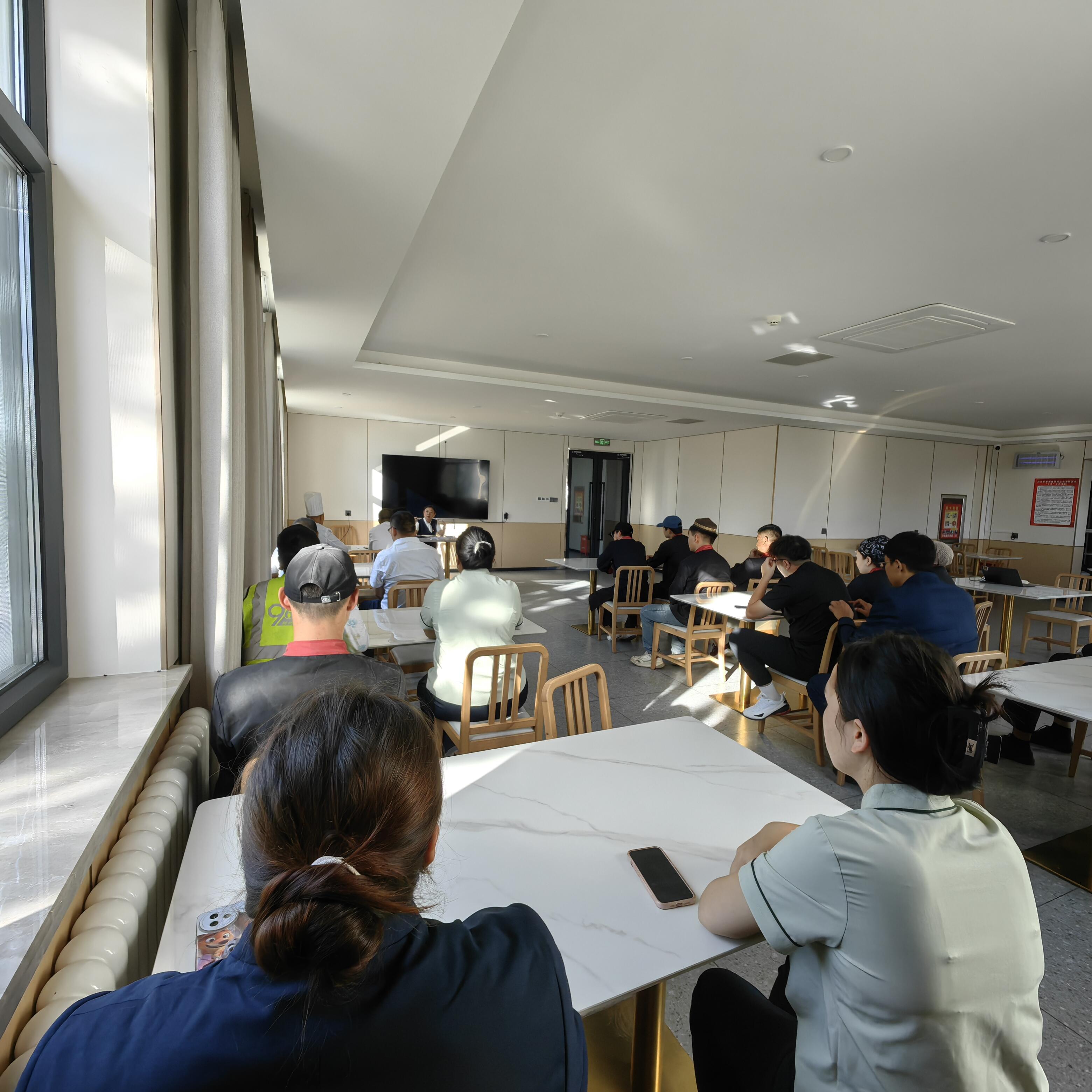 凝心聚力启新程 全力以赴保开荒——新疆机场集团天缘航旅阿勒泰（喀纳斯）分公司召开酒店开荒保洁动员大会