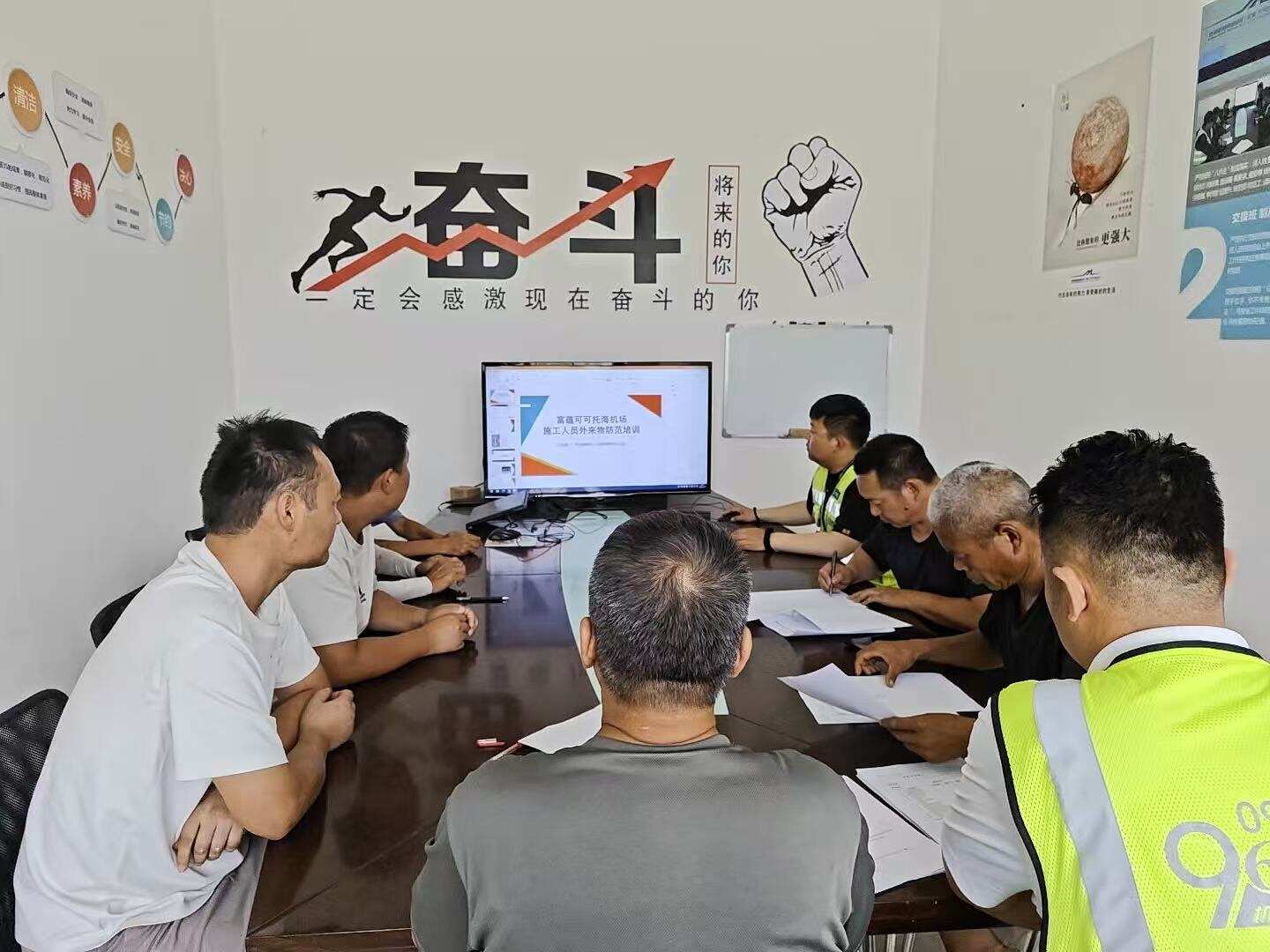 富蕴可可托海机场开展施工人员外来物防范专项培训