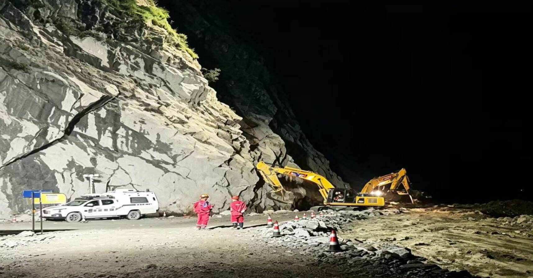 四川成都“双流造”应急照明无人机点亮了西藏吉隆抢险的夜