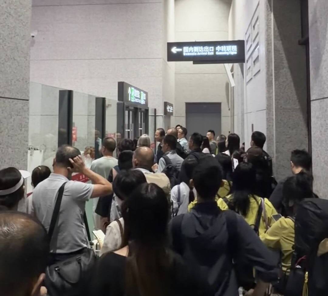 旅客被锁在机场内？敦煌机场致歉
