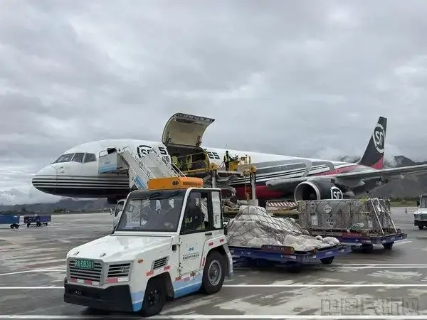 西藏机场集团全力护航救灾物资运输