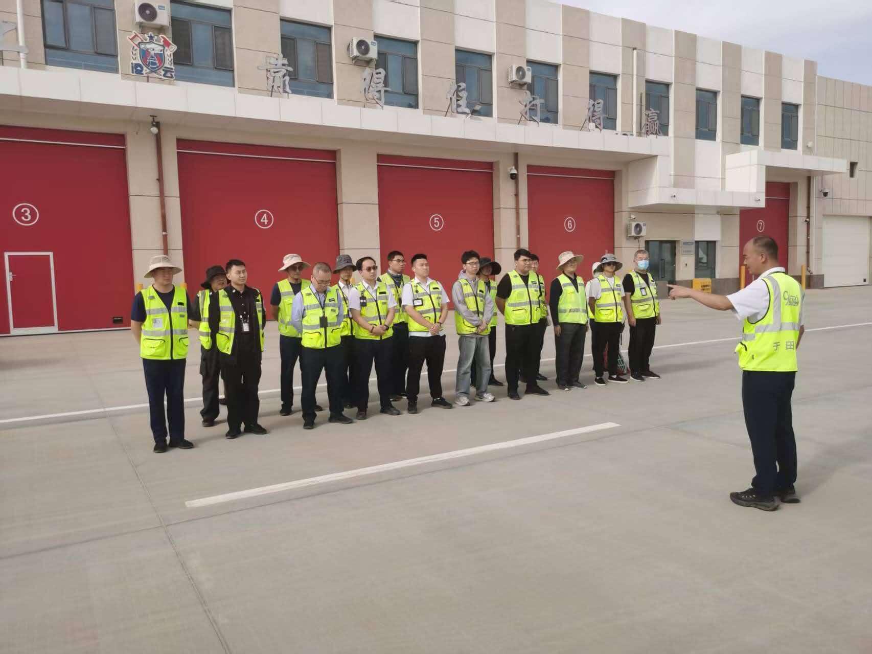 全员聚力清隐患 坚守戈壁保安全    新疆机场集团于田万方机场开展巡场路外来物专项清扫行动